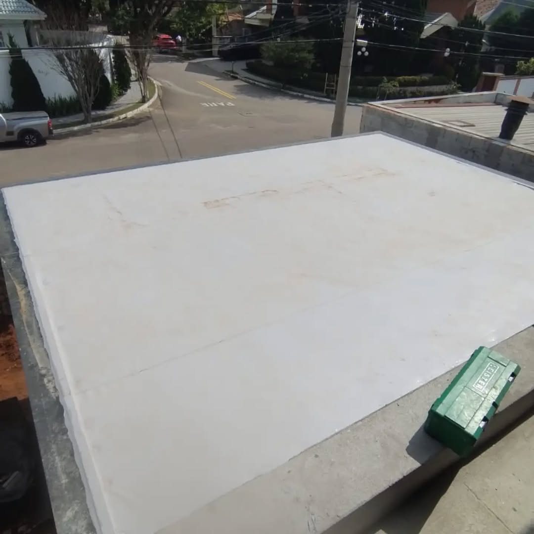 Laje residencial recém-impermeabilizada com cobertura branca vista de cima