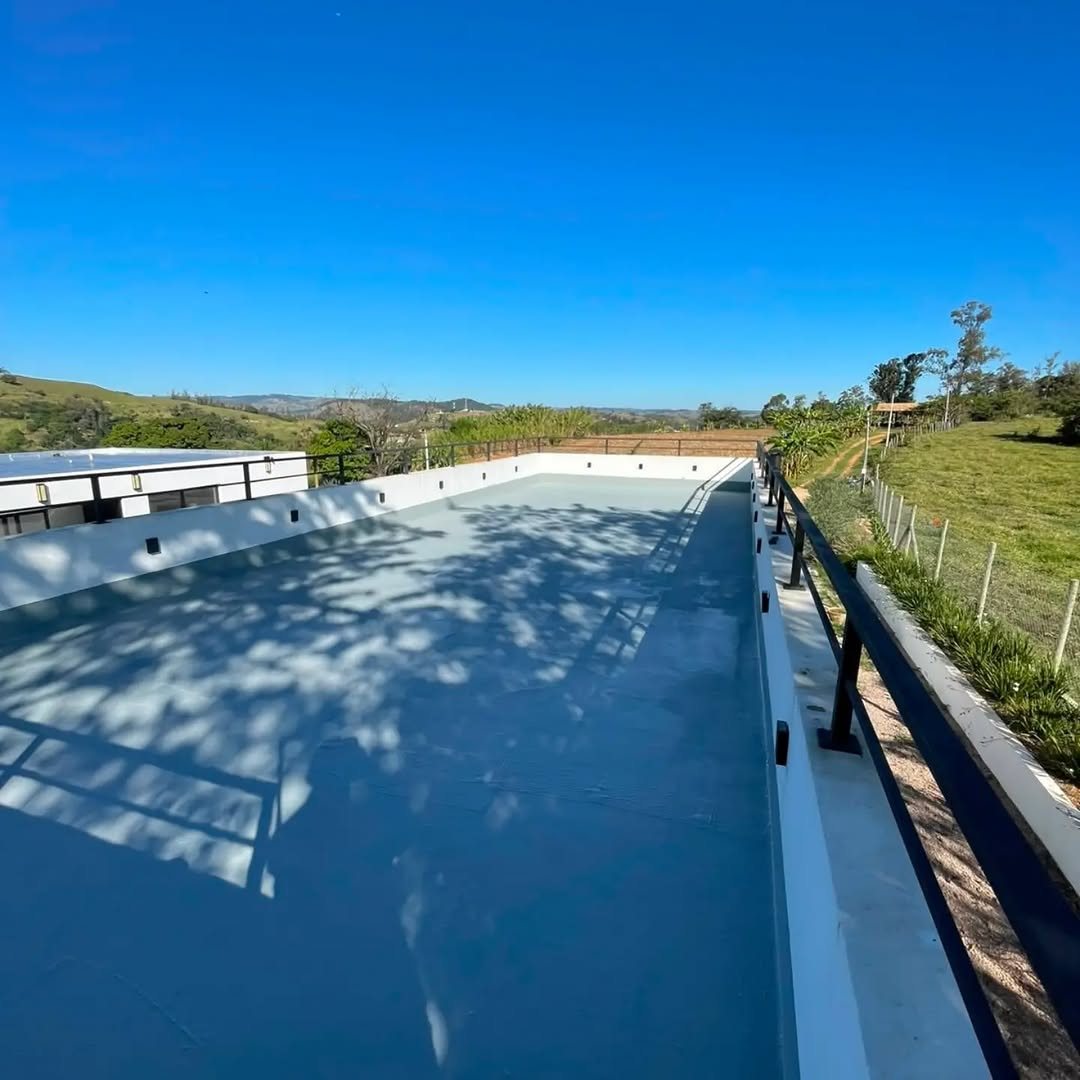 Cobertura residencial recém-impermeabilizada com acabamento liso e uniforme