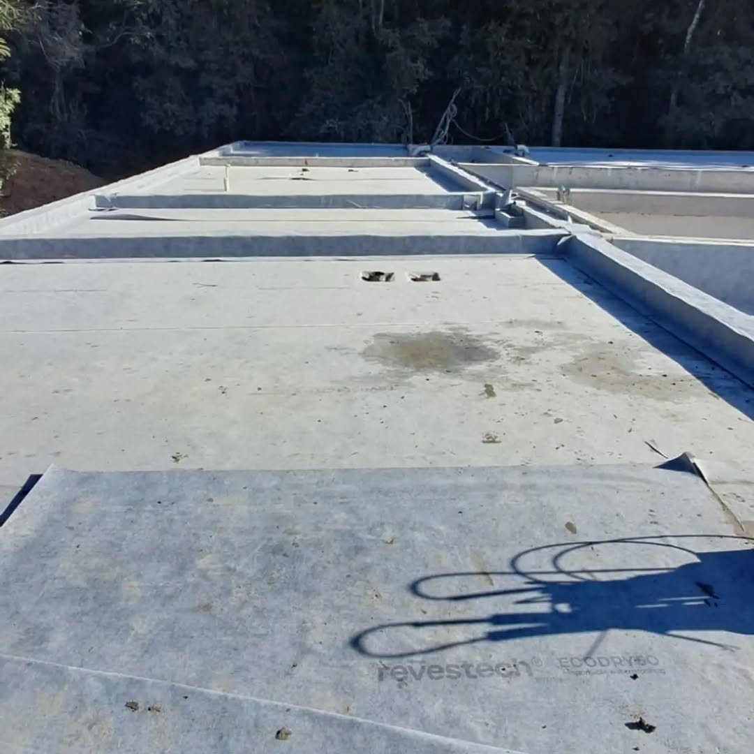 Obra de impermeabilização em andamento com material Revestech Ecodry 50