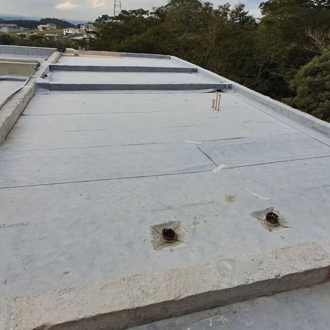 Impermeabilização de telhado com manta aplicada e ralos instalados